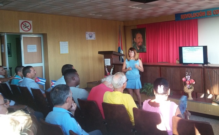 “Nadie tiene que imponernos ley alguna”, aseguró durante su exposición Ivette Martínez Díaz. Foto: Juanita Perdomo Larezada