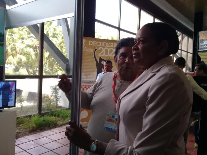 La Sra. June Soomer, secretaria general de la AEC, tuvo una activa participación en Expocaribe y dijo sentirse satisfecha del resultado de este encuentro. Foto: Betty Beatón Ruiz