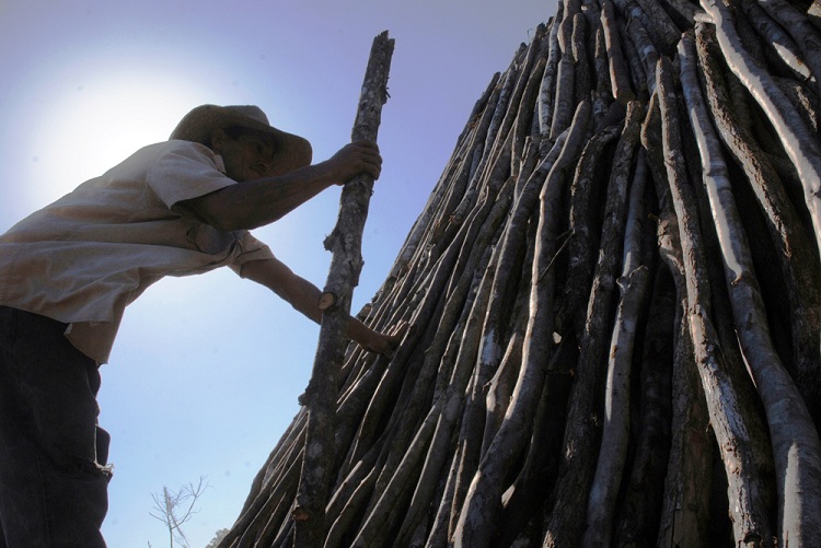 Montar el horno es como hacer una obra de arte. / Foto: Modesto Gutiérrez, ACN.