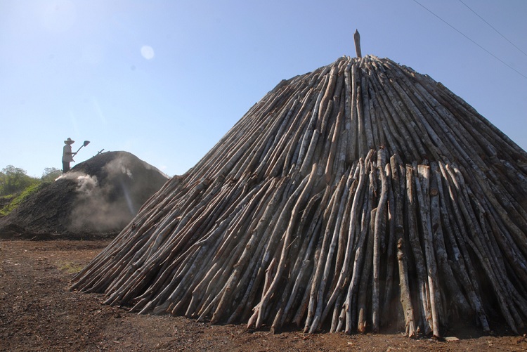 El horno ya está montado, solo falta revestirlo para que no penetre el aire y se “vuele”. / Foto: Modesto Gutiérrez, ACN.