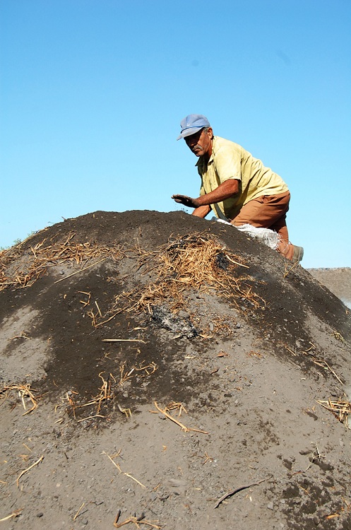 Hay que cuidar el horno las 24 horas del día. / Foto: Modesto Gutiérrez, ACN.