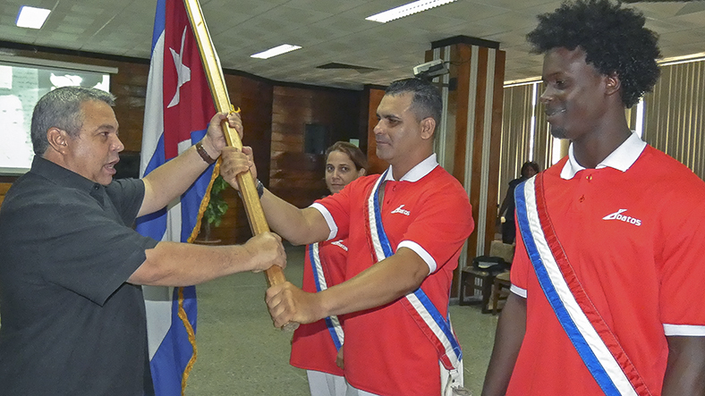 Ulises Guilarte, secretario general de la CTc, abanderó a la delegación cubana a los Juegos Mundiales de los Trabajadores. foto: Heriberto González Brito
