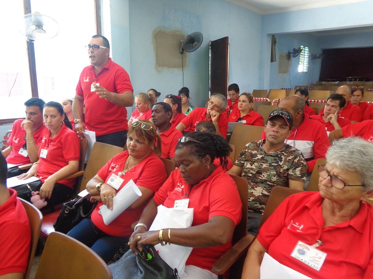Dirigentes sindicales y trabajadores presentes en la II Conferencia del SNTEM en Sancti Spíritus expresaron su rechazo a las medidas dictaminadas por el gobierno de Estados Unidos con la intención de recrudecer el bloqueo y la Ley Helms-Burton. Foto: Yuleiky Obregón Macías