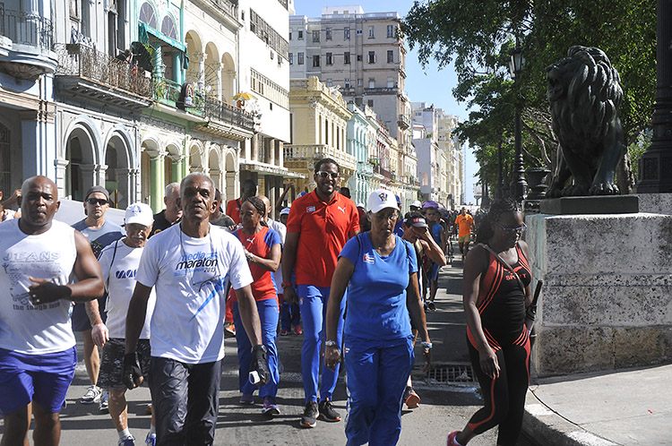 La milla se corrió y caminó por el Paseo del Prado de La Habana. Foto: José Raúl Rodríguez Robleda