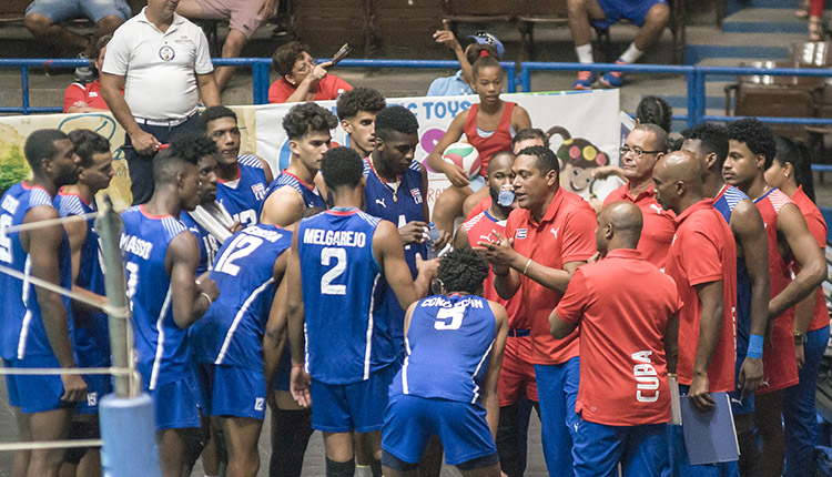 Nicolás Vives junto al equipo tras el triunfo en el Coliseo de la Ciudad Deportiva. Foto: José Raúl Rodríguez Robleda