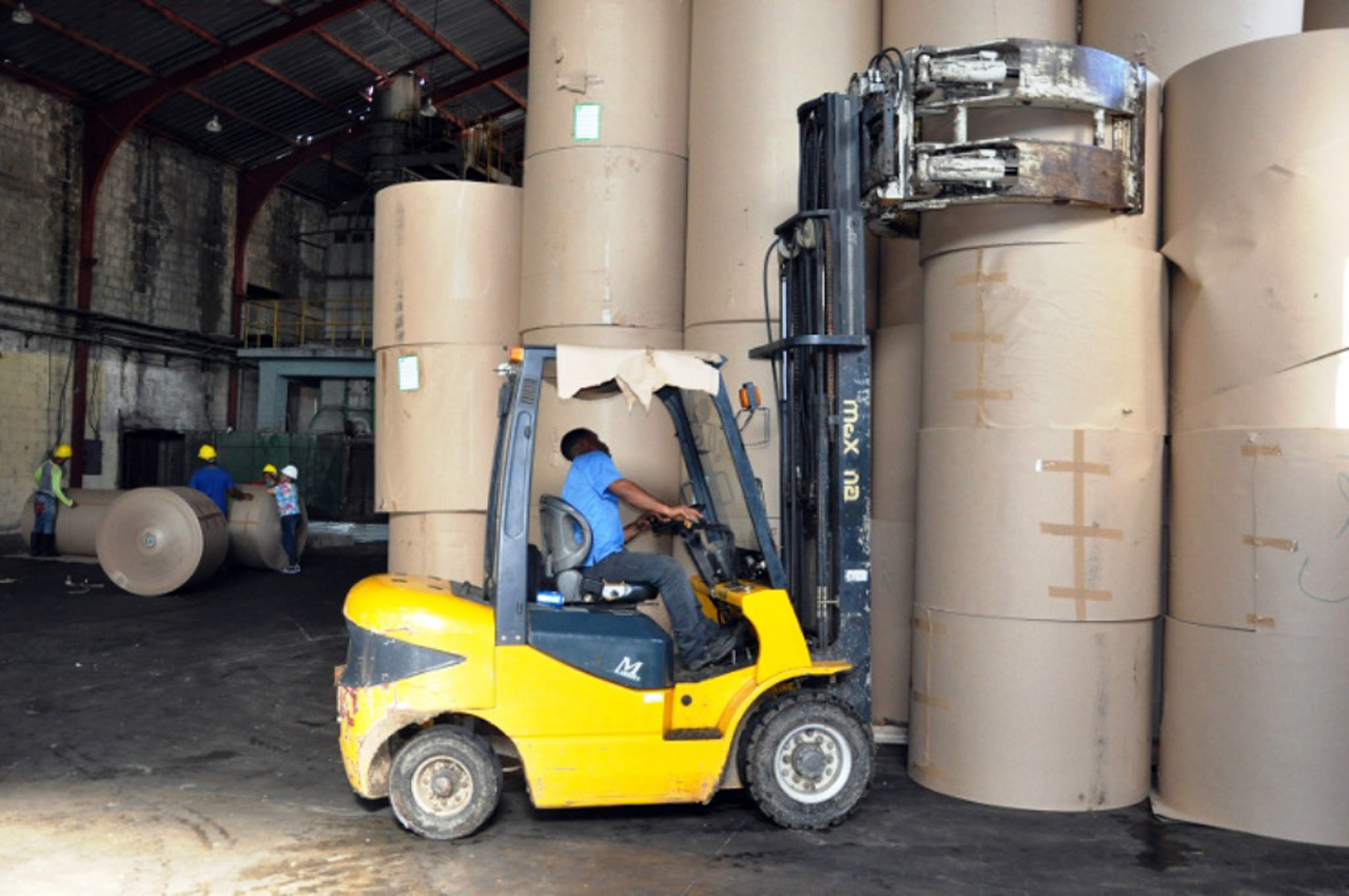 La planta Damují produce el papel denominado de Estraza, Madera o Kraft, de color marrón, altamente demandado en diferentes sectores, como el de la salud pública. Foto: Efraín Cedeño