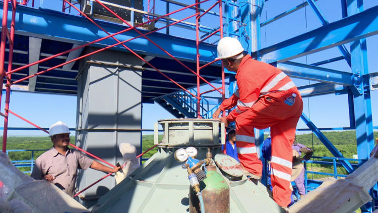 Un esfuerzo notable en el montaje de estructuras metálicas ha requerido la nueva planta de fertilizantes ubicada en Cienfuegos. / Foto: Ismary Barcia