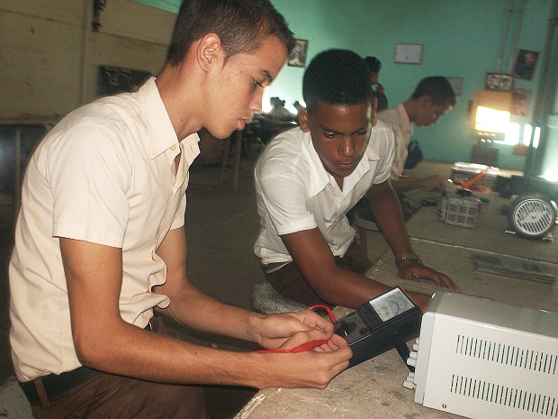 La fábrica de balanzas, aún en fomento, tendrá su espacio en la Escuela Técnica General Luis Ángel Milanés, de Bayamo, y contará con los estudiantes como principal fuerza calificada. | foto: Ma ilenis Oliva