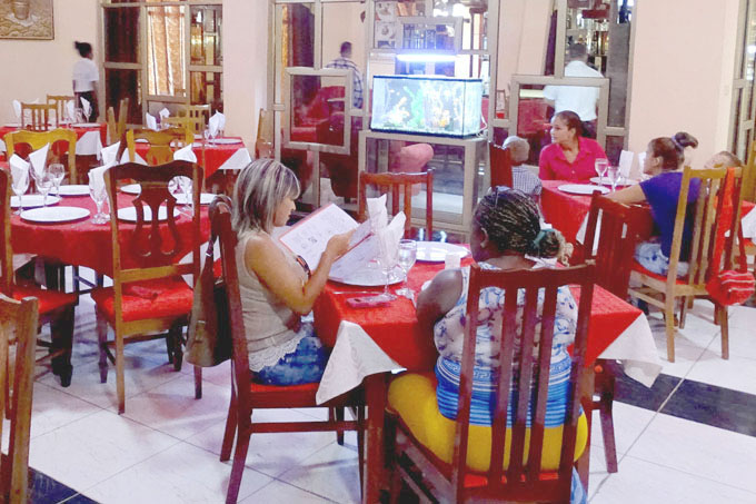 El restaurante La Cubana, de Bayamo, como parte del proyecto presta servicio en las dos monedas y genera ingresos para autofinanciarse y aportar al fondo de fomento del CAM.| foto: Luis Carlos Palacios