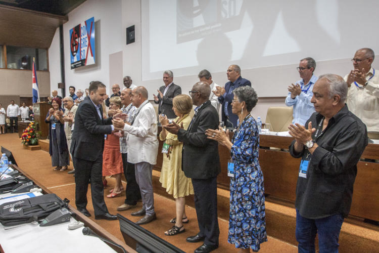 El nuevo presidente de la Uneac, Luis Morlote Rivas, junto a la nueva dirección de la organización: la vicepresidenta primera Marta Bonet, los vicepresidentes Magda Resik, Corina Mestre y Pedro de la Hoz; los secretarios Cira Romero y Guido López-Gavilán; y los presidentes de los comités provinciales. Foto: René Pérez Massola