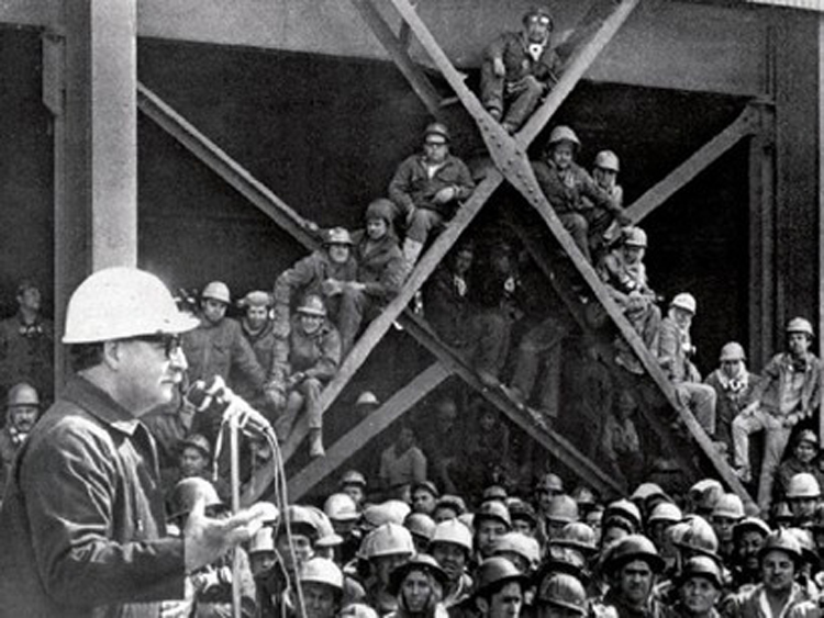 El presidente Salvador Allende habla a los mineros. El 15 de julio de 1971 el mandatario firmó el decreto de la reforma constitucional que da inicio a la nacionalización del cobre.