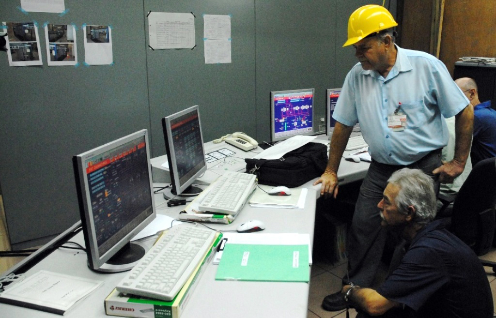 En la central termoeléctrica Carlos Manuel de Céspedes han ejecutado diversas acciones para que los trabajadores dominen el contenido de la ley imperialista. Foto: Modesto Gutiérrez/ ACN