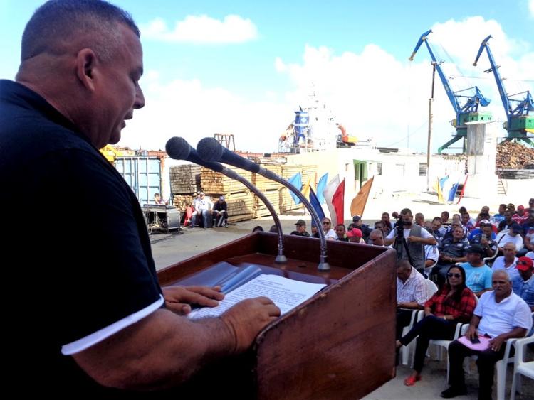 Miguel Sala Silva, director general de la Empresa de Servicios Portuarios del Centro Este, reseñó los principales éxitos productivos. Foto: Jorge Pérez Cruz