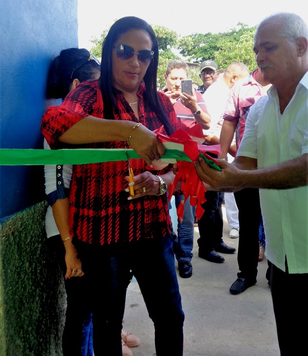 Aida Rosa y Fermín dejan oficialmente inaugurada la nueva sede de la Empresa. Foto: Jorge Pérez Cruz