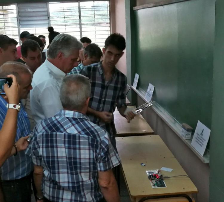 El colectivo de la Facultad de Ciencias Técnicas, expuso los resultados desarrollados, vinculados al proyecto de "Ciudad Inteligente". Foto: Presidencia de Cuba