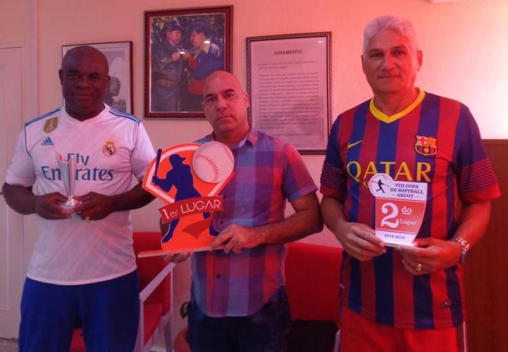 Vladimir, al centro, muestra orgulloso uno de los trofeos que avalan la prioridad concedida al sóftbol. Foto: Noryis