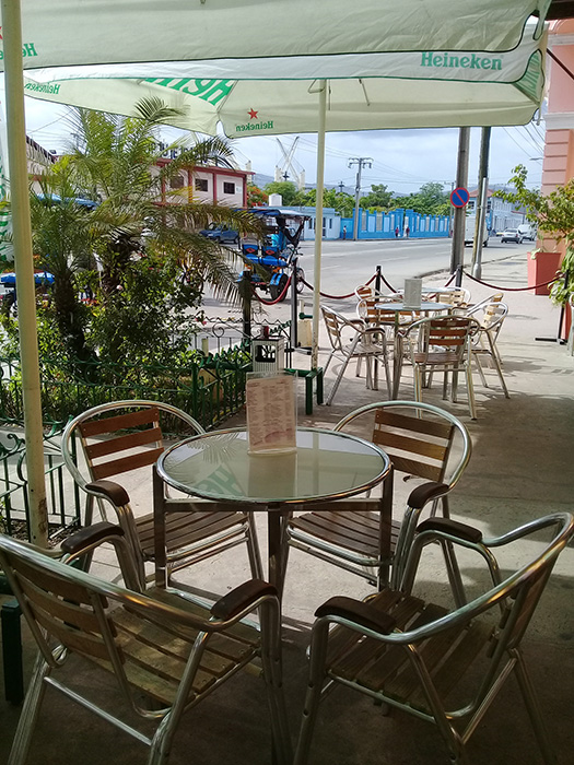 El Bar-Cafetería MKa, ubicado a unos 30 metros de la terminal de cruceros de Santiago de Cuba, habitualmente frecuentada por cruceristas y otros visitantes foráneos, luce por estos días así. Foto: Betty Beatón Ruiz