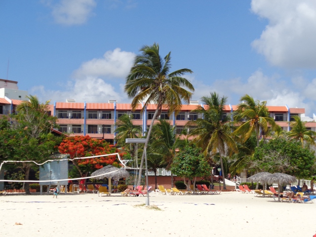 A las puertas del Océano Atlántico, el Hotel Brisas Guardalavaca se erige como un ejemplo del turismo en Holguín, tercer polo a nivel nacional. Foto: Lianne Fonseca Diéguez