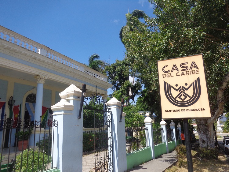 La Casa del Caribe de Santiago de Cuba es la institución que auspicia el importante encuentro cultural. Foto: Betty Beatón Ruiz