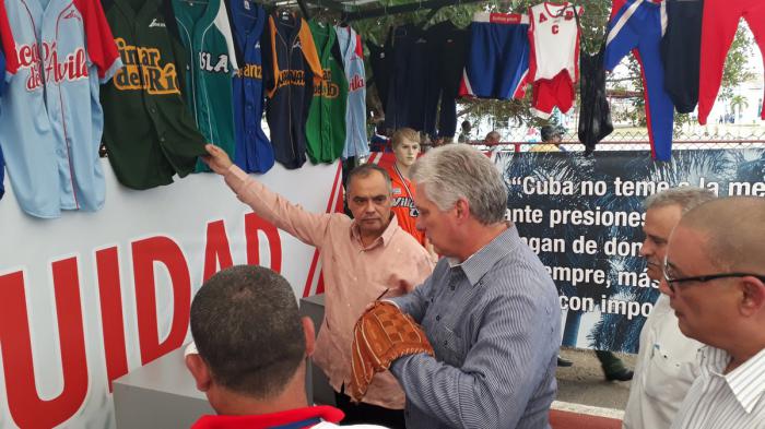 Presidente Miguel Díaz-Canel visitó la Industria Deportiva. Foto: Estudio Revolución