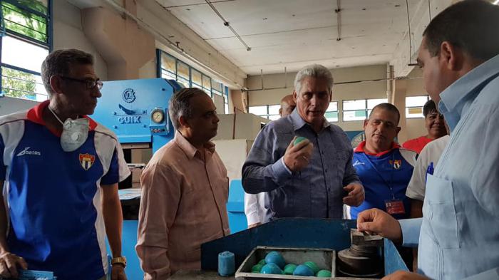 Presidente Miguel Díaz-Canel visitó la Industria Deportiva. Foto: Estudio Revolución