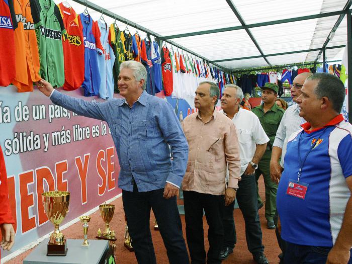 Presidente Miguel Díaz-Canel visitó la Industria Deportiva. Foto: Estudio Revolución