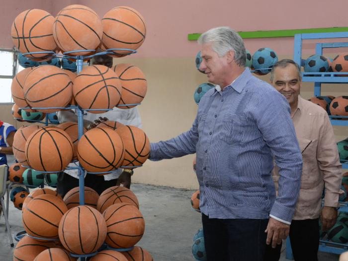 Presidente Miguel Díaz-Canel visitó la Industria Deportiva. Foto: Estudio Revolución