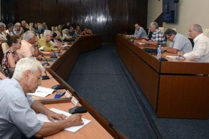 Díaz-Canel intercambia con intelectuales cubanos previo al Congreso de la UNEAC