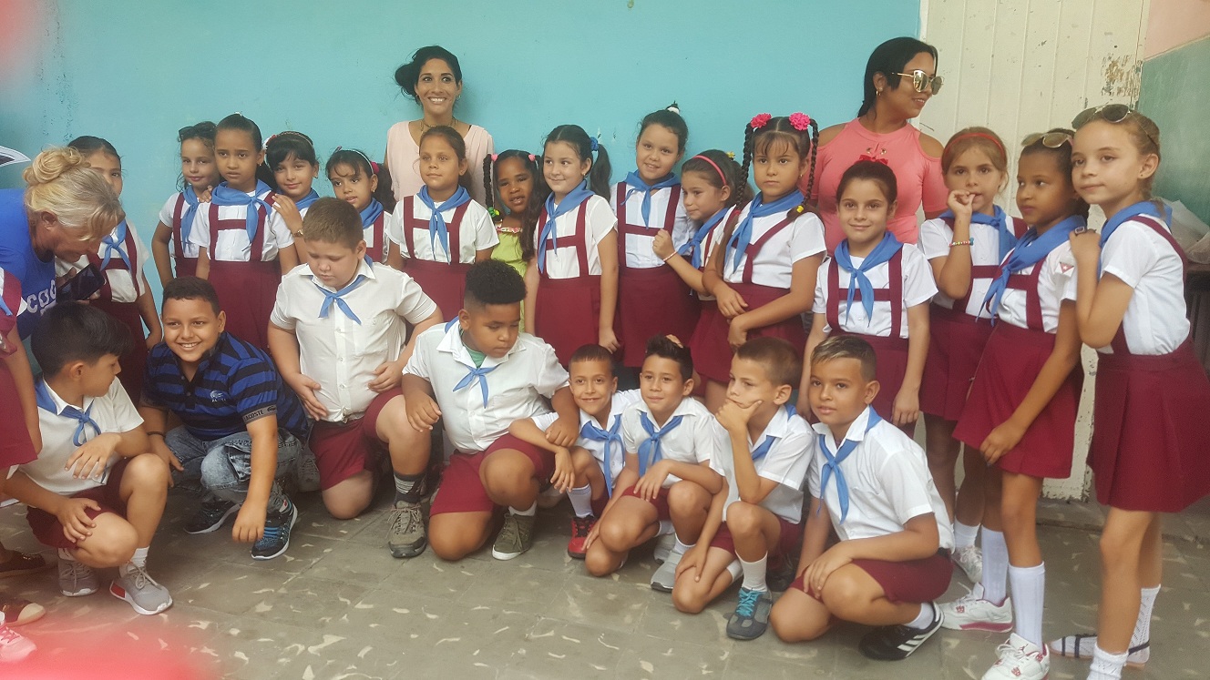 La maestra Lurdiannys Merencio compartió con sus alumnos este fin de curso la alegría por sus buenas calificaciones y la decisión del aumento del salario mensual. Foto: Yuleiky Obregón Macías