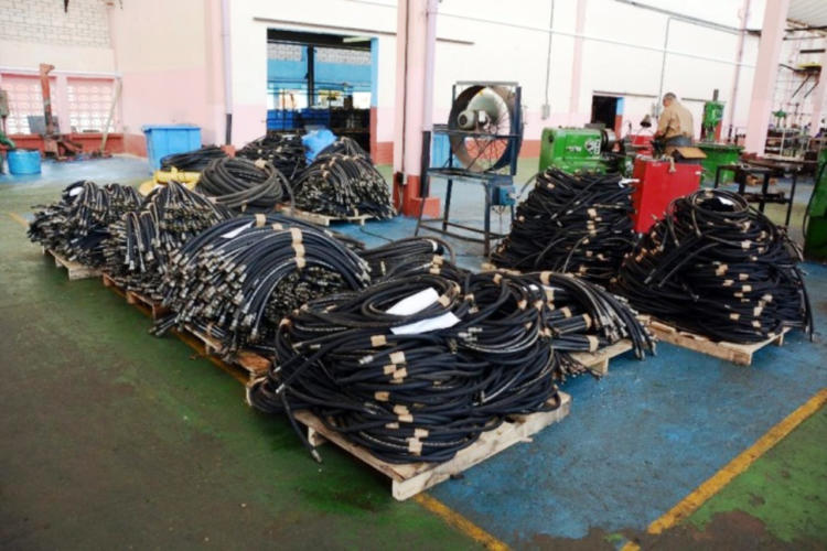 En la última década la empresa Oleohidráulica, de Cienfuegos, satisface el 30 % de la demanda nacional de mangueras y cilindros. También producen gatos hidráulicos de botella de dos, cinco, siete y doce toneladas, prensas y transpaletas (carretillas para el transporte manual de las cargas). Foto: Cortesía de la dirección de la empresa