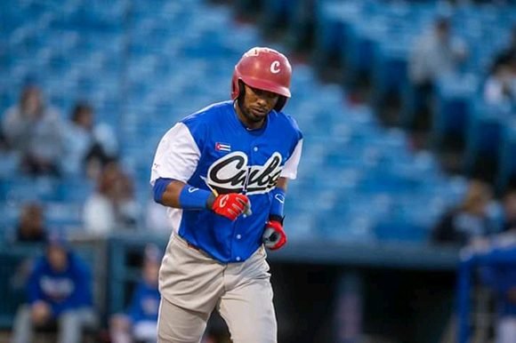 Raúl González va siendo el mejor bateador por Cuba en la Liga Can-am. Foto: Phil Selig