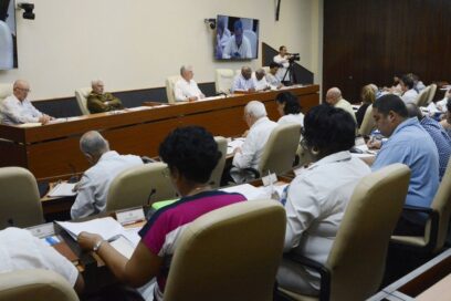 Presidente cubano intercambia con directivos de la Administración Provincial