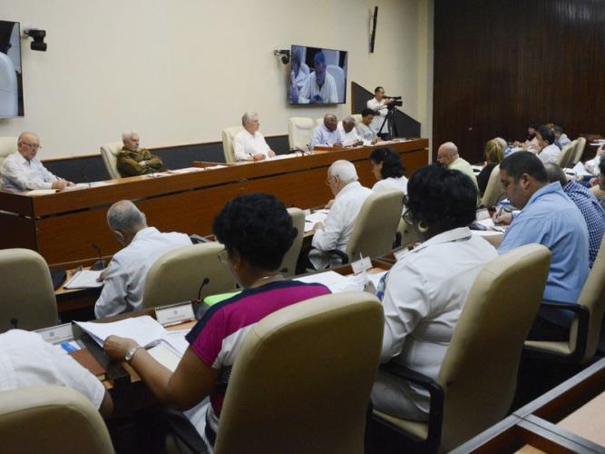 Presidente cubano intercambia con directivos de la Administración Provincial