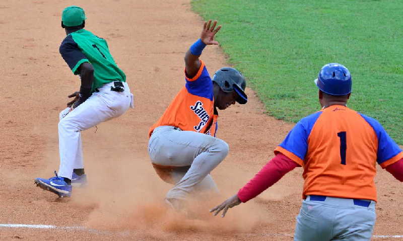 Último juego de la serie sub 23 entre Cienfuegos y Sancti Spíritus. Foto: Vicente Brito