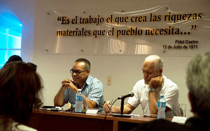 “Queremos lograr que la mayoría realice su tesis en la entidad en la cual trabajará, pues tras su graduación podrá darle continuidad a los temas que desarrolló”, enfatizó Jesús Otamendiz Campos, director de empleo del Ministerio de Trabajo y Seguridad Social, a la izquierda de la imagen. Foto: Cubahora