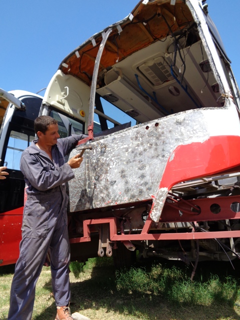 El joven Yunier Ibáñez lidera el trabajo de construcción de piezas de carrocería, premiado a nivel nacional el pasado año y gracias al cual se ahorran divisas al país y se agiliza las reconstrucción de los ómnibus. Foto: Lianne Fonseca
