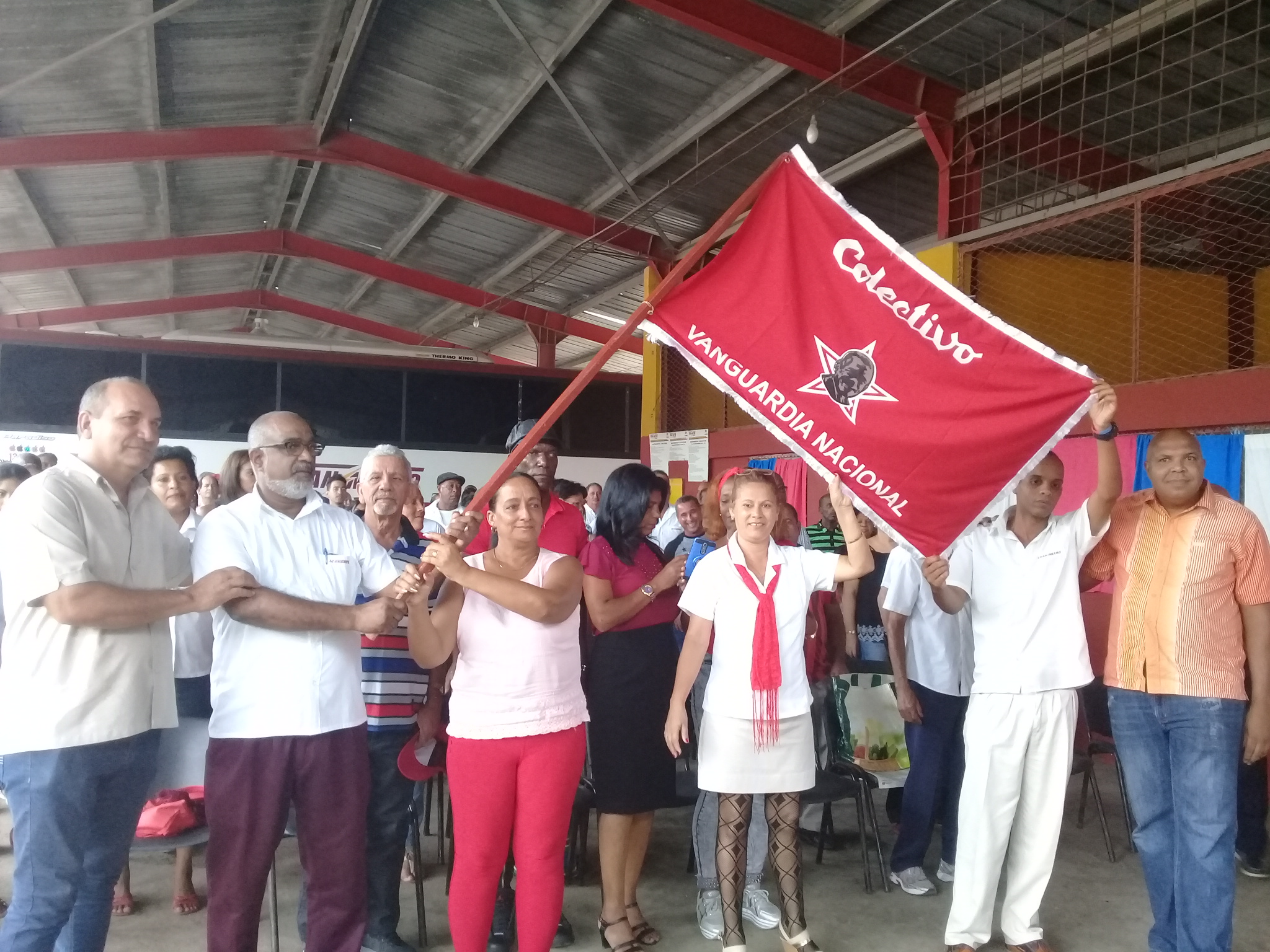Los 160 trabajadores de Transmetro Santiago recibieron con beneplácito el estandarte de Vanguardia Nacional. Foto: Betty Beatón Ruiz