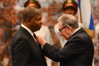 Impone Raúl la Orden José Martí al Presidente de Angola (+ Fotos)