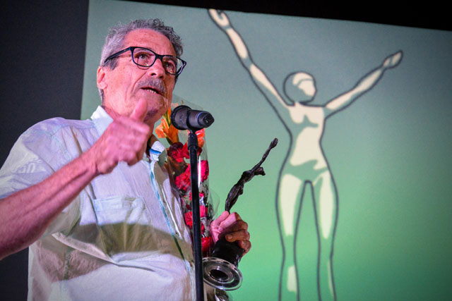 El cineasta cubano Fernando Pérez luego de recibir el Premio Lucía, otorgado por el Festival Internacional de Cine de Gibara (FICGibara), durante la jornada inaugural del certamen cinematográfico en esa ciudad costera ubicada en el norte de la provincia de Holguín, Cuba, el 7 de julio de 2019. ACN FOTO/Juan Pablo CARRERAS