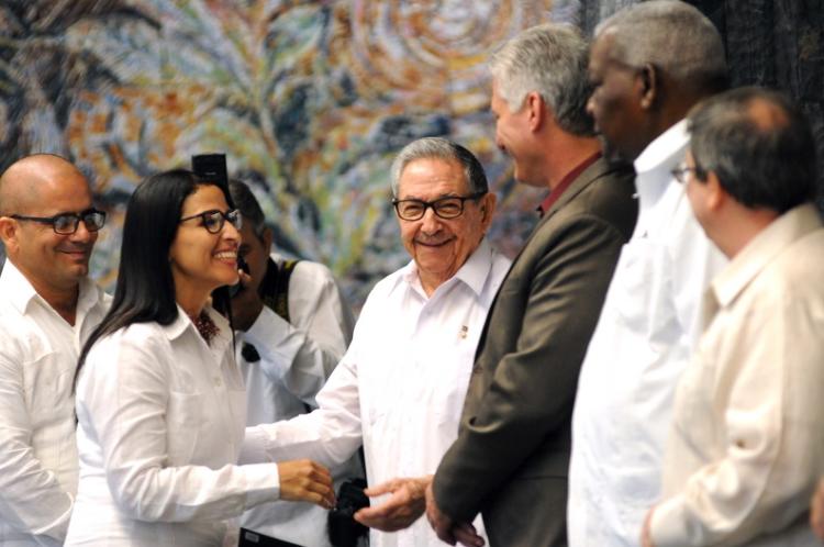 El General de Ejército Raúl Castro Ruz (C), Primer Secretario del Comité Central del Partido Comunista de Cuba, y Miguel Díaz-Canel Bermúdez (tercero derecha), Presidente de los Consejos de Estado y de Ministros, saludan a nueva jefa de misión designada en el servicio exterior, en ceremonia efectuada en Palacio de la Revolución, en La Habana, Cuba, el 11 de julio de 2019. ACN FOTO/Omara GARCÍA MEDEROS