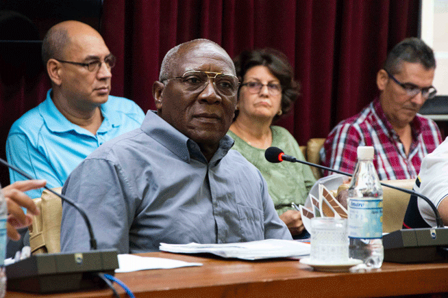 Valdés Mesa llama a aumentar producción de alimentos en Cuba