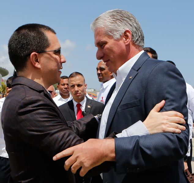 El presidente de los Consejos de Estado y de Ministros, Miguel Díaz-Canel Bermúdez, llega a Caracas para participar en la sesión de clausura del XXV Foro de Sao Paulo. Foto: Estudios Revolución.