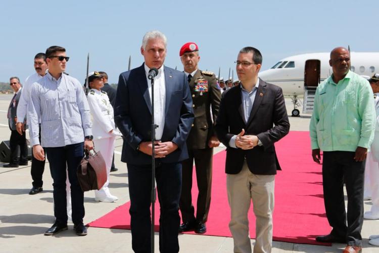 El presidente de los Consejos de Estado y de Ministros, Miguel Díaz-Canel Bermúdez, llega a Caracas para participar en la sesión de clausura del XXV Foro de Sao Paulo. Foto: Estudios Revolución.