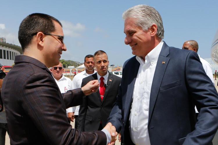 El presidente de los Consejos de Estado y de Ministros, Miguel Díaz-Canel Bermúdez, llega a Caracas para participar en la sesión de clausura del XXV Foro de Sao Paulo. Foto: Estudios Revolución.