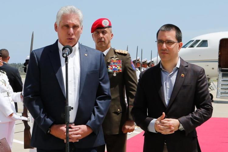 El presidente de los Consejos de Estado y de Ministros, Miguel Díaz-Canel Bermúdez, llega a Caracas para participar en la sesión de clausura del XXV Foro de Sao Paulo. Foto: Estudios Revolución.