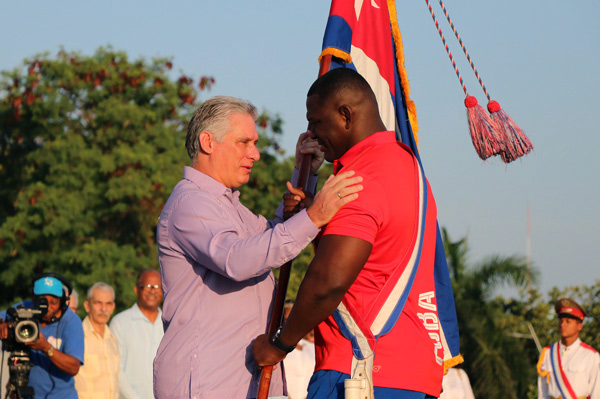 Miguel Díaz-Canel Bermúdez entrega la bandera nacional a Mijaín López. Foto: Mónica Ramírez