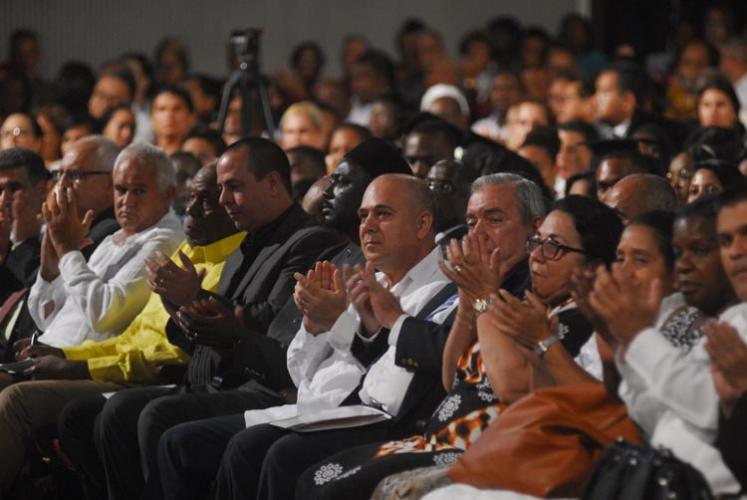 Estuvieron presentes el Doctor Roberto Morales Ojeda, miembro del Buró Político y vicepresidente de los Consejos de Estado y de Ministros, así como los doctores José Ángel Portal Miranda, Ministro de Salud y Santiago Badía González, secretario general del Sindicato nacional de Trabajadores de la Salud. Foto: Agustín Borrego