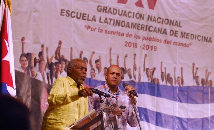 Al dirigirse a los egresados, el activista político norteamericano Danny Glover aseguró que ellos son expresión de “nuestros sueños, esperanzas y aspiraciones”. Foto: Agustín Borrego
