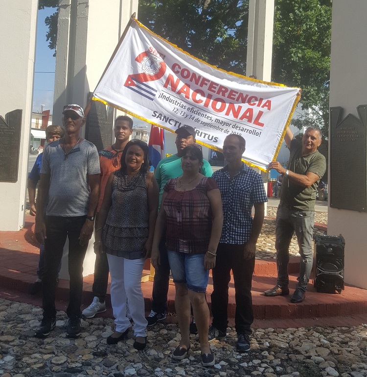 La delegación espirituana ondeó el estandarte como símbolo del incremento de las producciones. Foto: Yuleiky Obregón Macías