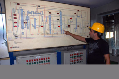 Reactivan destilería más moderna del país